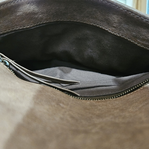 Pablo - Made in France - Brown Leather Messenger Style Crossbody Bag - Picture 11 of 16